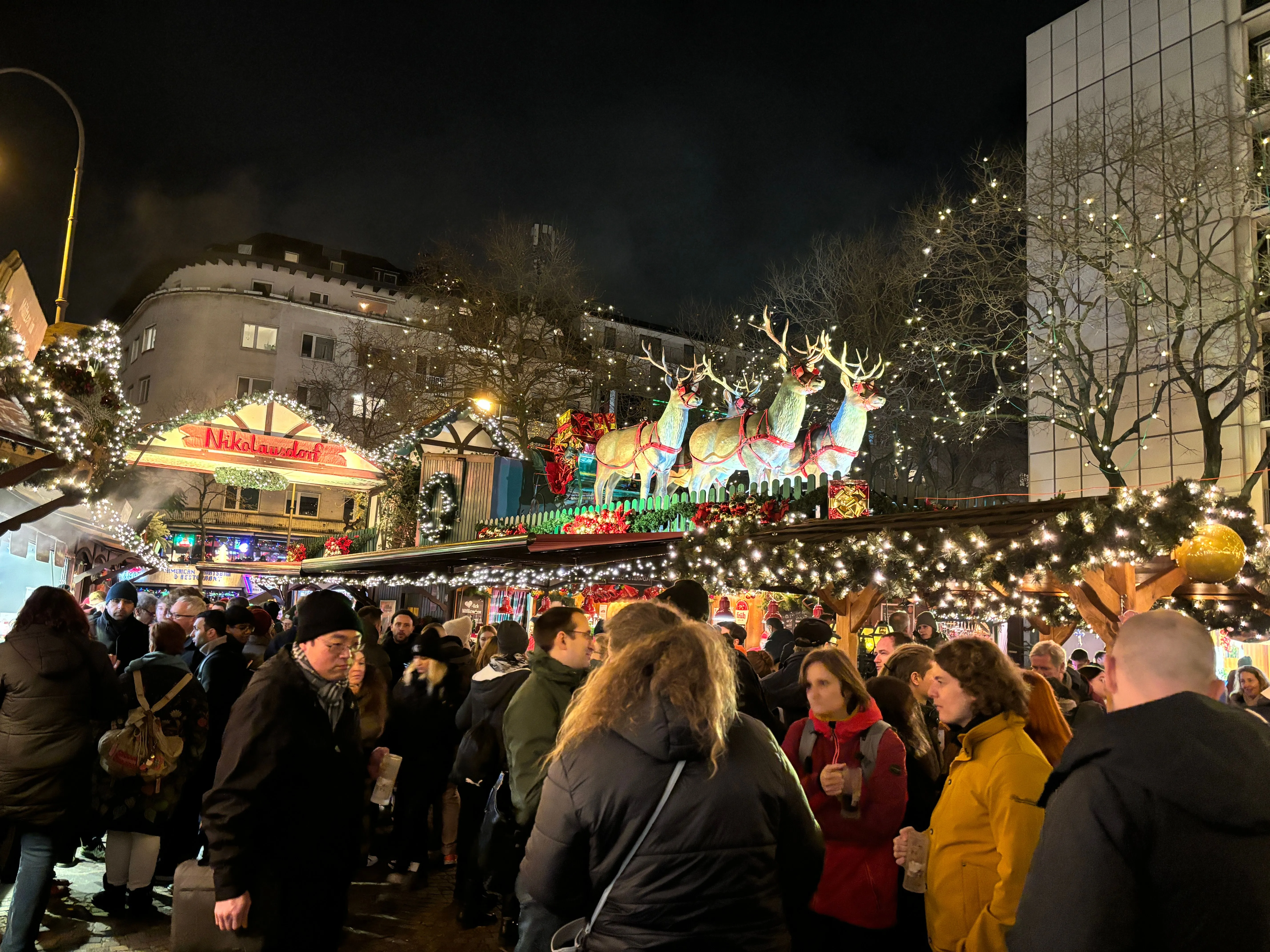 Busy christmas markets in Cologne